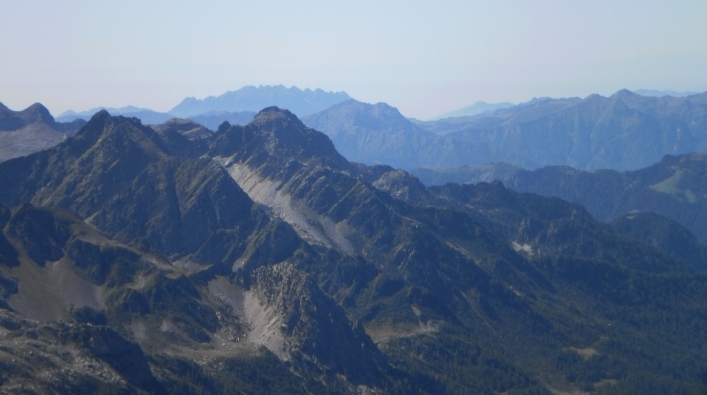 Il Resegone e le Orobie valsassinesi viste dalla cresta sud del Pizzo del Diavolo di Tenda